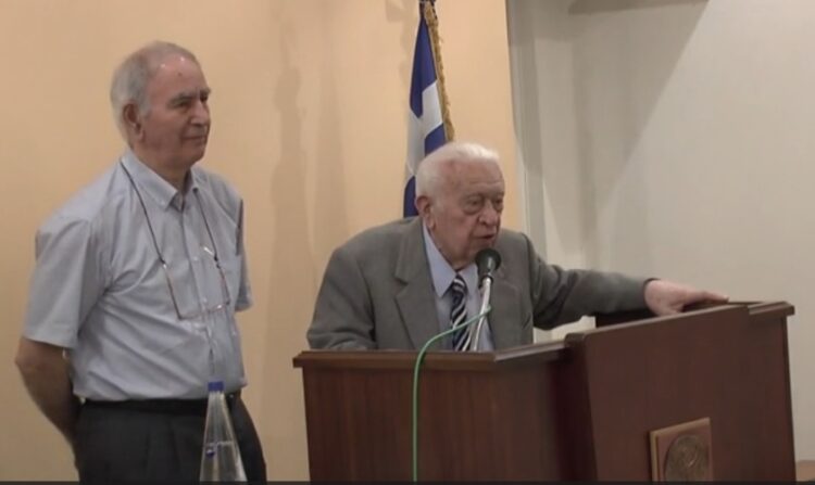 Από αριστερά, ο πρόεδρος της ΕΠΜ Χρήστος Γαλανίδης με τον Απόστολο Αποστολίδη (φωτ.: Επιτροπή Ποντιακών Μελετών)