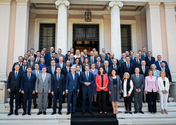 Το νέο υπουργικό συμβούλιο στα σκαλιά του Μαξίμου (φωτ.: ΕUROKINISSI / Τατιάνα Μπόλαρη)