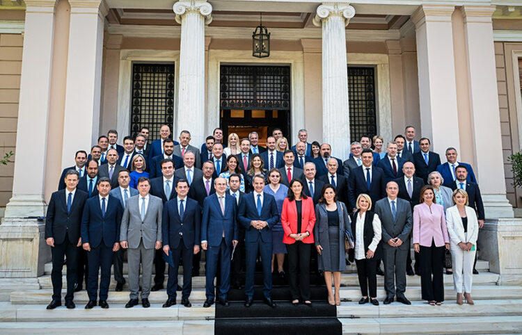 Το νέο υπουργικό συμβούλιο στα σκαλιά του Μαξίμου (φωτ.: ΕUROKINISSI / Τατιάνα Μπόλαρη)