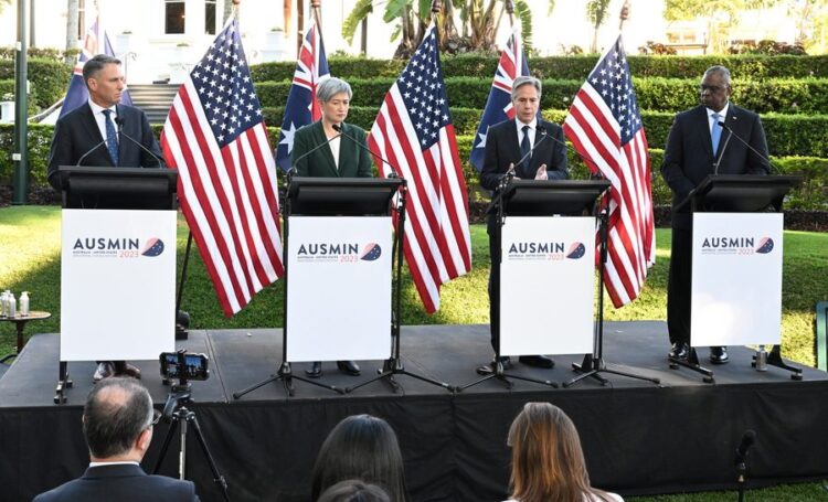 Ο Αυστραλός υπουργός Άμυνας Ρίτσαρντ Μαρς, η ΥΠΕΞ της Αυστραλίας Πένι Γουόνγκ, ο Αμερικανός ομόλογός της Άντονι Μπλίνκεν και ο υπουργός Άμυνας των ΗΠΑ Λόιντ Όστιν, σε συνέντευξη Τύπου στο Κουίνσλαντ (φωτ.: EPA/ DARREN)