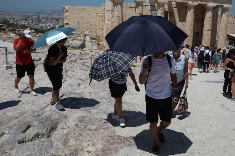 Τουρίστες στην Ακρόπολη κρατούν ομπρέλες για να προστατευθούν από τον καύσωνα (φωτ. αρχείου: Eurokinissi/Στέλιος Μίσινας)