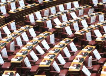 Φάκελοι στα έδρανα των βουλευτών που ορκίζονται σήμερα (φωτ.: Eurokinissi/Γιάννης Παναγόπουλος)