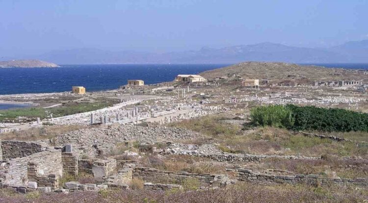 Γενική άποψη του αρχαιολογικού χώρου της Δήλου και συγκεκριμένα η δυτική πλευρά (φωτ.: Creative Commons / el.wikipedia.org / Georgios86)