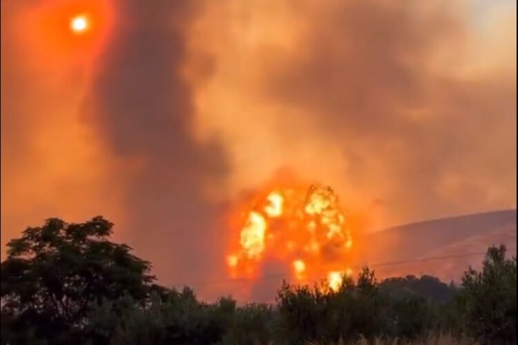 «Μανιτάρι» από έκρηξη πυρομαχικών που κατέγραψαν σε βίντεο κάτοικοι της Νέας Αγχιάλου (φωτ.: twitter.com/theodossis10)
