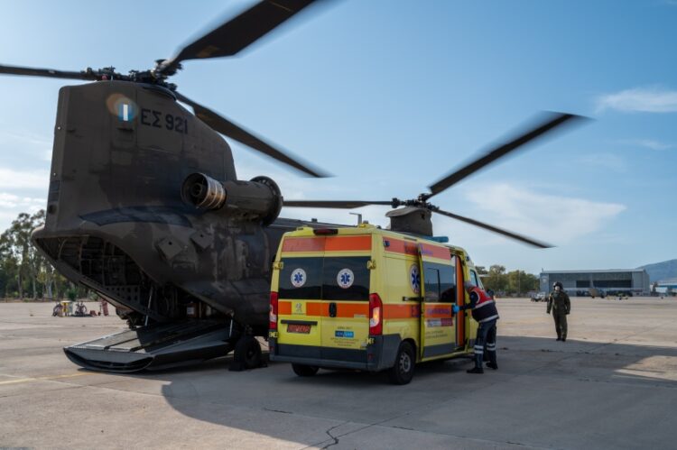Ελικόπτερο του Στρατού Ξηράς παραλαμβάνει από το ΕΚΑΒ ασθενή που χρειάζεται αεροδιακομιδή (φωτ.: army.gr)