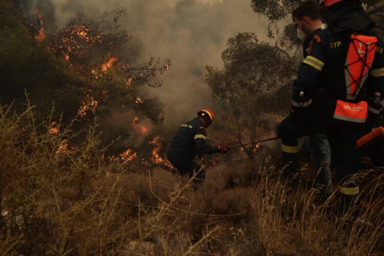 Πυροσβέστες επιχειρούν για την κατάσβεση της πυρκαγιάς στην περιοχή της Νέας Περάμου στην Άνω Βλυχάδα. Τετάρτη 19 Ιουλίου 2023 (φωτ.: Eurokinissi/Βασίλης Ρεμπάπης)