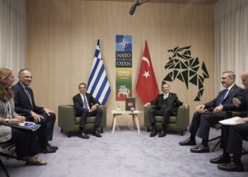 Ο Κυριάκος Μητσοτάκης συνομιλεί με τον Τούρκο πρόεδρο Ρετζέπ Ταγίπ Ερντογάν, κατά τη συνάντησή τους στο περιθώριο της διήμερης Συνόδου Κορυφής του ΝΑΤΟ, στο Βίλνιους της Λιθουανίας (φωτ.: ΑΠΕ-ΜΠΕ/ Γρ. Τύπου Πρωθυπουργού/Δημήτρης Παπαμήτσος)