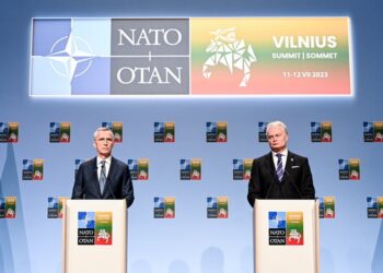 Κοινή συνέντευξη Τύπου του γραμματέα του ΝΑΤΟ και του Λιθοανού προέδρου για τη σύνοδο κορυφής της Συμμαχίας (φωτ.: EPA/Filip Singer)