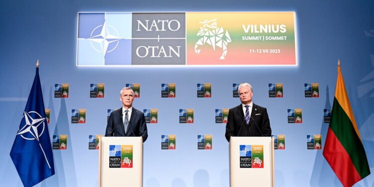 Κοινή συνέντευξη Τύπου του γραμματέα του ΝΑΤΟ και του Λιθοανού προέδρου για τη σύνοδο κορυφής της Συμμαχίας (φωτ.: EPA/Filip Singer)