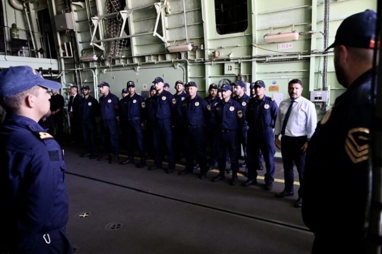 O υφυπουργός Εθνικής Άμυνας Νικόλαος Χαρδαλιάς, στο πλαίσιο της επίσημης επίσκεψής του στην Κύπρο, επισκέφθηκε τις  Μονάδες και Υπηρεσίες του Γενικού Επιτελείου Εθνικής Φρουράς (ΓΕΕΦ) και τη φρεγάτα «ΨΑΡΑ» (φωτ.: ΑΠΕ-ΜΠΕ/ΥΠΕΘΑ/STR)