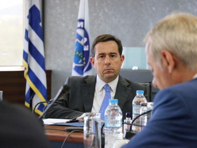 Ο υπουργός Προστασίας του Πολίτη Νότης Μηταράκης κατά τη χθεσινή συνάντησή του με εκπροσώπους της ΠΟΑΣΥ (φωτ.: ΑΠΕ-ΜΠΕ/Υπουργείο Προστασίας του Πολίτη/STR)