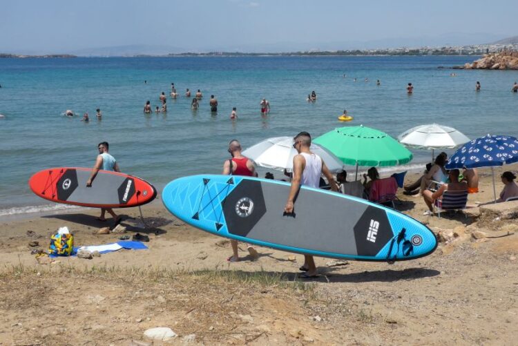 Εικόνα από την παραλία Καβούρι (φωτ.: Γιάννης Παναγόπουλος/ EUROKINISSI)