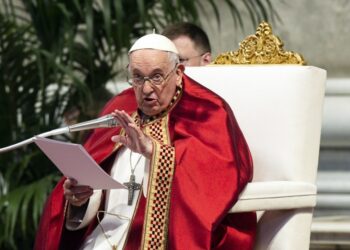 Ο πάπας Φραγκίσκος στη λειτουργία για τη γιορτή των Αγίων Πέτρου και Παύλου (φωτ.:EPA/Angelo Carconi)