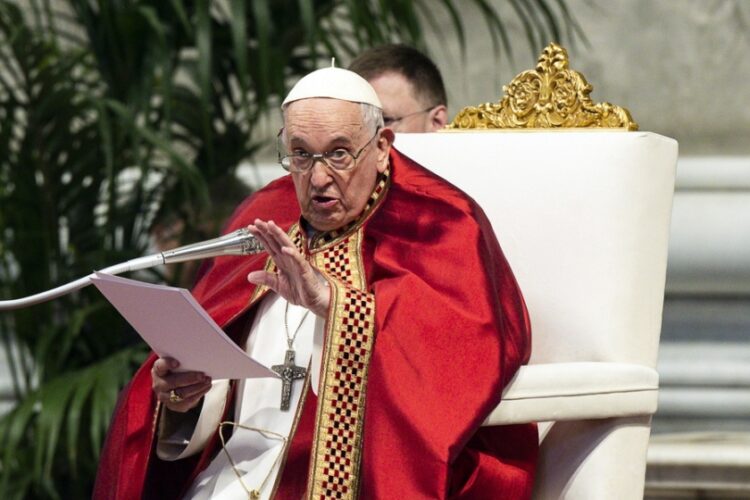 Ο πάπας Φραγκίσκος στη λειτουργία για τη γιορτή των Αγίων Πέτρου και Παύλου (φωτ.:EPA/Angelo Carconi)