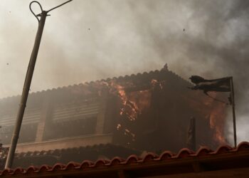 Σπίτι στον Νέο Κουβαρά Αττικής, έχει παραδοθεί στις φλόγες Δευτέρα 17 Ιουλίου 2023 (φωτ.: Eurokinissi/Μιχάλης Καραγιάννης)