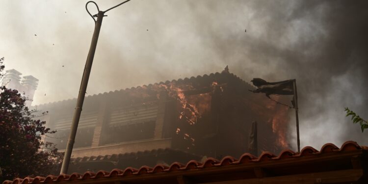 Σπίτι στον Νέο Κουβαρά Αττικής, έχει παραδοθεί στις φλόγες Δευτέρα 17 Ιουλίου 2023 (φωτ.: Eurokinissi/Μιχάλης Καραγιάννης)