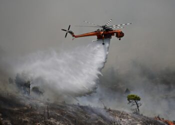 Ελικόπτερο επιχειρεί για την κατάσβεση της πυρκαγιάς στα Δερβενοχώρια Τρίτη 18 Ιουλίου 2023. (Φωτ.: Eurokinissi/Μιχάλης Καραγιάννης)