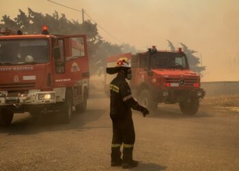 Πυροσβέστες στη Ρόδο αντιμέτωποι με τις συνεχείς αναζωπυρώσεις (φωτ.: Eurokinissi/Λευτέρης Δαμιανίδης)