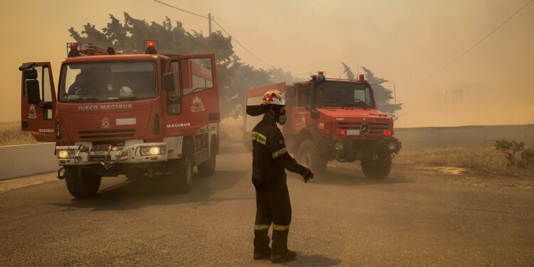 Πυροσβέστες στη Ρόδο αντιμέτωποι με τις συνεχείς αναζωπυρώσεις (φωτ.: Eurokinissi/Λευτέρης Δαμιανίδης)