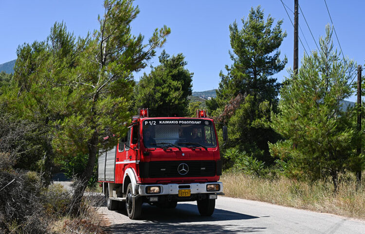 Πυροσβεστικό όχημα του κλιμακίου Ροδόπολης του Δήμου Διονύσου (φωτ.: EUROKINISSI / Μιχάλης Καραγιάννης)