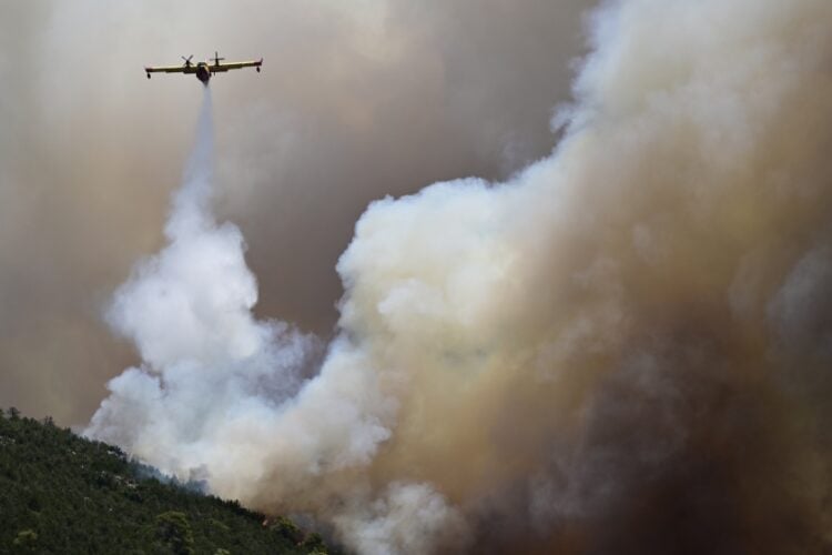 Πυροσβεστικό αεροσκάφος επιχειρεί για την κατάσβεση της φωτιάς στα Δερβενοχώρια (φωτ.: Eurokinissi/Μιχάλης Καραγιάννης)