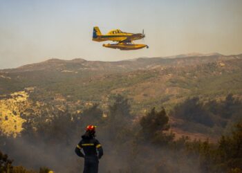 Πυροσβεστικό αεροσκάφος επιχειρεί για την κατάσβεση της φωτιάς στη Ρόδο (φωτ.: Eurokinissi/Λευτέρης Δαμιανίδης)