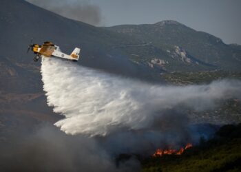 Πυροσβεστικό αεροσκάφος επιχειρεί στην Λαμία στο πίσω μέρος του Αφανού, Πέμπτη 27 Ιουλίου 2023.(Φωτ.: Eurokinissi/Νάσος Σιμόπουλος)