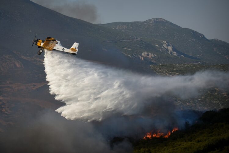 Πυροσβεστικό αεροσκάφος επιχειρεί στην Λαμία στο πίσω μέρος του Αφανού, Πέμπτη 27 Ιουλίου 2023.(Φωτ.: Eurokinissi/Νάσος Σιμόπουλος)