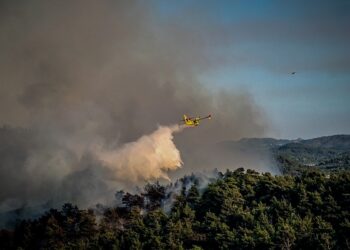 Πυροσβεστικά αεροσκάφη επιχειρούν για την κατάσβεση της φωτιάς στη Ρόδο, Τετάρτη 19 Ιουλίου 2023 (φωτ.: Eurokinissi/Αργύρης Μαντίκος)