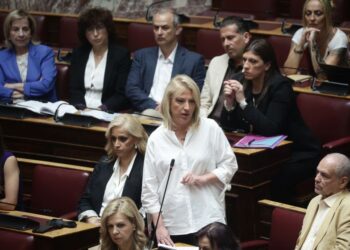 Εικόνα από τη Βουλή όπου συζητήθηκε, σύμφωνα με τα άρθρα 62 του Συντάγματος και 83 του Κανονισμού της, για την αίτηση άρσης ασυλίας της βουλευτού του ΣΥΡΙΖΑ - Προοδευτική Συμμαχία Ρένας Δούρου (φωτ.: Βασίλης Ρεμπάπης/ EUROKINISSI)