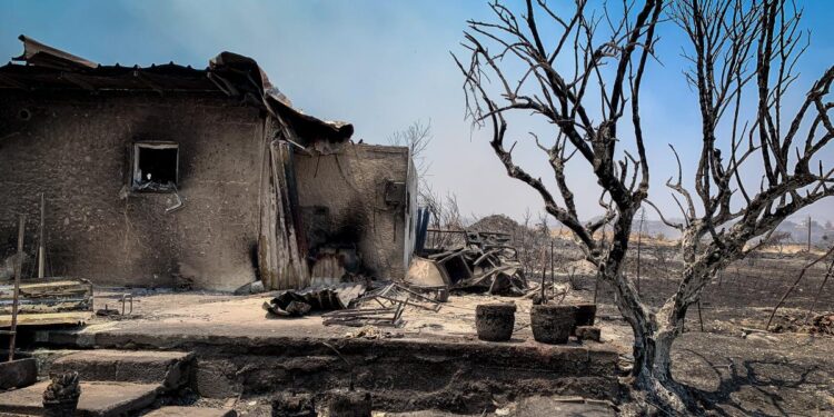 Σπίτι στο Κιοτάρι Ρόδου που κάηκε από τη φωτιά (φωτ.: EUROKINISSI / Λευτέρης Δαμιανίδης)
