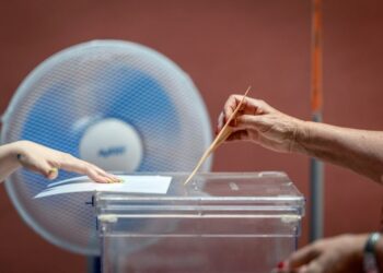 Γυναίκα στο Τολέδο ρίχνει την ψήφο της στην κάλπη των ισπανικών βουλευτικών εκλογών ( φωτ.: EPA/Angeles Visdomine)