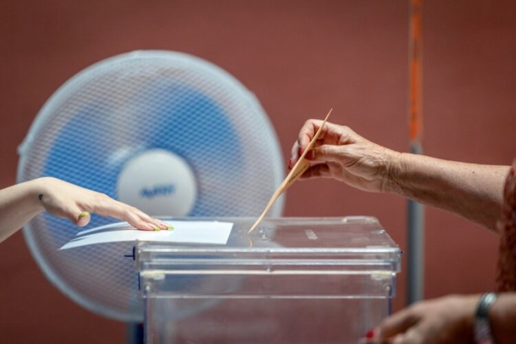 Γυναίκα στο Τολέδο ρίχνει την ψήφο της στην κάλπη των ισπανικών βουλευτικών εκλογών ( φωτ.: EPA/Angeles Visdomine)