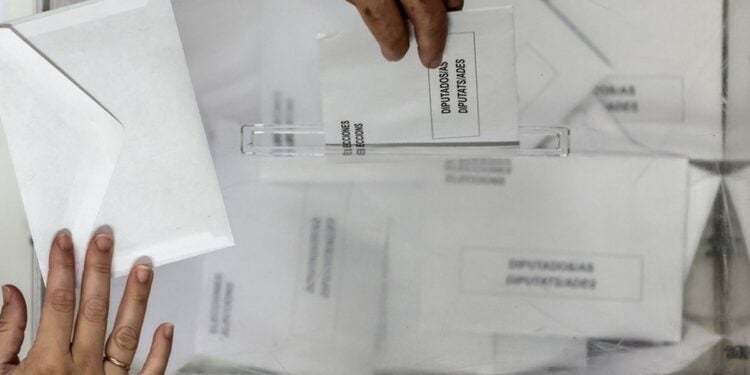 Ψηφοφόρος στη Βαλένθια ρίχνει στην κάλπη την ψήφο του για τις ισπανικές βουλευτικές εκλογές, Σάββατο 23 Ιουλίου 2023 (φωτ.: EPA/ Ana Escobar)