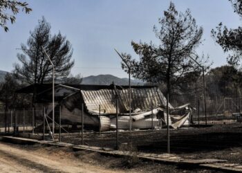 Καμμένο σπίτι από την πυρκαγιά στο Λουτράκι, Τρίτη 18 Ιουλίου (φωτ.: Eurokinissi)