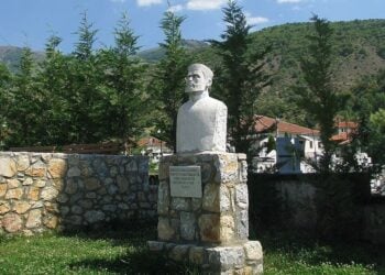 Προτομή του Μακεδονομάχου Σπύρου Παρασκευαΐδη, στο Λαιμό Πρεσπών στο ν. Φλώρινας (πηγή: el.wikipedia.org/ wiki/Σπύρος Παρασκευαΐδης)