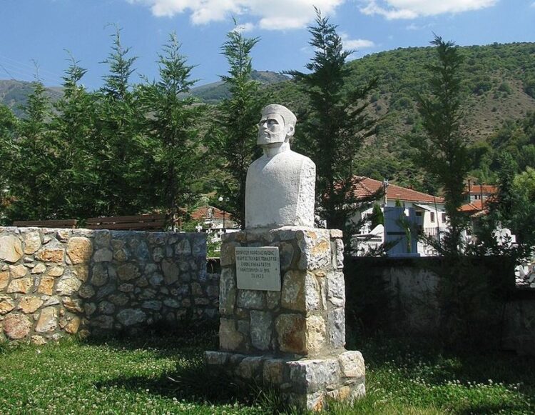 Προτομή του Μακεδονομάχου Σπύρου Παρασκευαΐδη, στο Λαιμό Πρεσπών στο ν. Φλώρινας (πηγή: el.wikipedia.org/ wiki/Σπύρος Παρασκευαΐδης)