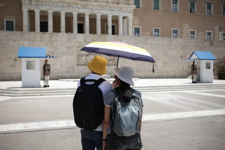 Τουρίστες εν μέσω καύσωνα στο μνημείο του Άγνωστου Στρατιώτη(φωτ.: Eurokinissi/Βασίλης Ρεμπάπης)