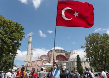 Τούρκος κρατά τη σημαία της χώρας του μπροστά από την Αγία Σοφία στην Κωνσταντινούπολη (φωτ.: EPA/Sedat Suna)