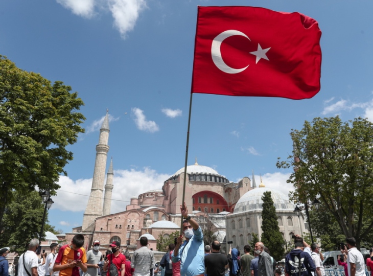 Τούρκος κρατά τη σημαία της χώρας του μπροστά από την Αγία Σοφία στην Κωνσταντινούπολη (φωτ.: EPA/Sedat Suna)