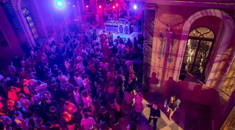 Στιγμιότυπο από το επίμαχο πάρτι στον ελληνορθόδοξο ναό του Αγίου Βουκόλου (φωτ.: Instagram)