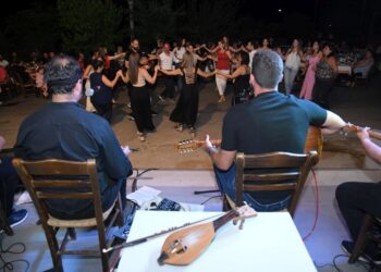 Πελάτες του καταστήματος ΟΠΑΠ διασκεδάζουν με ζωντανή κρητική μουσική (φωτ.: opap.gr)