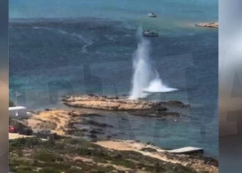 Η στιγμή της έκρηξης, πολύ κοντά στην παραλία Άγιος Γεώργιος στην Αντίπαρο (φωτ.: Πρώτο Θέμα)