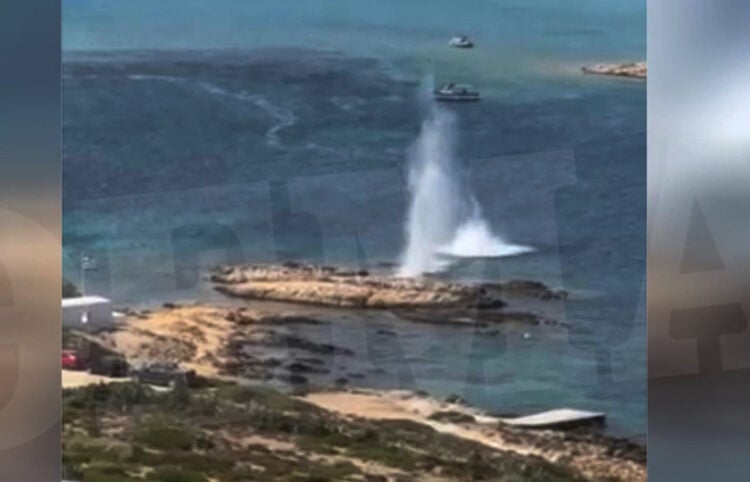 Η στιγμή της έκρηξης, πολύ κοντά στην παραλία Άγιος Γεώργιος στην Αντίπαρο (φωτ.: Πρώτο Θέμα)