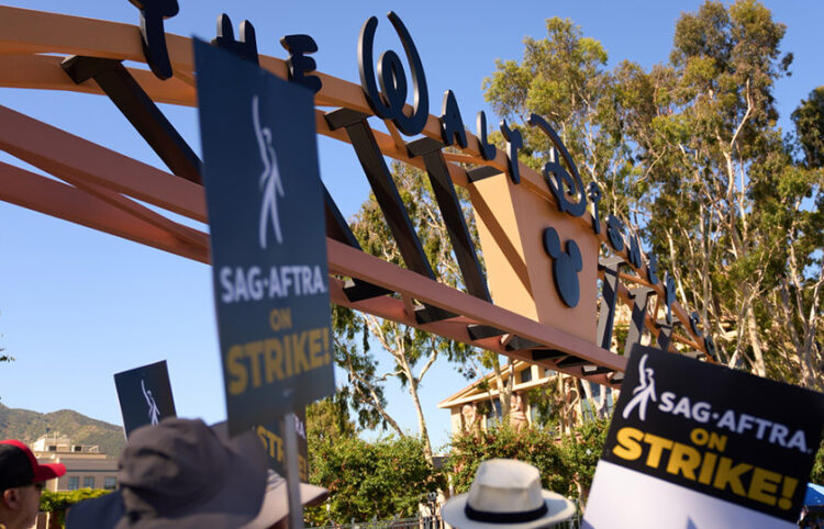 Απεργοί με πλακάτ έξω από το στούντιο της Disney στο Μπέρμπανκ του Λος Άντζελες (φωτ.: EPA / Allison Dinner)