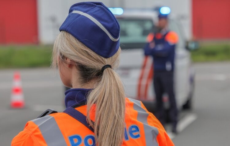 Βελγίδα αστυνομικός στη διάρκεια επιχείρησης στην πόλη Αντβέρπ (φωτ.: EPA/Olivier Matthys)