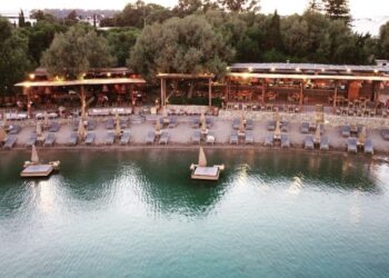 Το beach bar στη Ρόδο, όπου οι σερβιτόροι αναγκάζονται να μπουν μέχρι στο στέρνο μέσα στο νερό για να παραδώσουν τις παραγγελίες στις κατασκευές που διακρίνονται μέσα στο νερό (φωτ.: facebook/Santa Marina Rhodes)