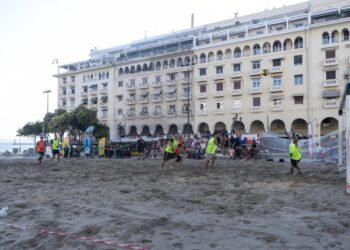 Ήταν τόση η ζέστη κατά τη χθεσινή ημέρα στη Θεσσαλονίκη, που η πλατεία Αριστοτέλους μετατράπηκε σε αμμουδιά για το τουρνουά Metropolis Beach Soccer (φωτ.: ΜΟΤΙΟΝΤΕΑΜ/Βασίλης Βερβερίδης)