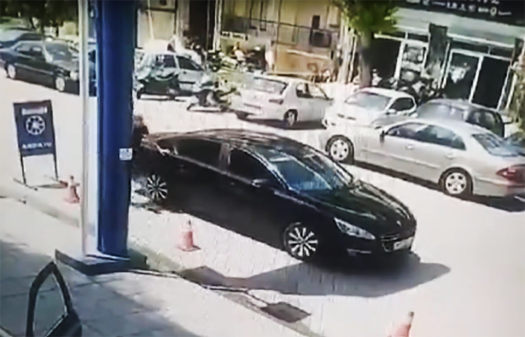 Καρέ από το βίντεο της κάμερας κλειστού κυκλώματος του βενζινάδικου (πηγή: Glomex)