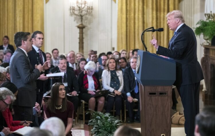 Ο Ντόναλντ Τραμπ (δεξιά) σε αντιπαράθεση με το δημοσιογράφο του CNN Τζιμ Ακόστα, στη διάρκεια συνέντευξης Τύπου στο Λευκό Οίκο, μετά την ήττα του Τραμπ στις προεδρικές εκλογές του 2020 (φωτ.: EPA/Erik S. Lesser)